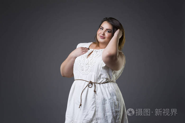 胖女人在灰色的背景下,超重女性的身体照片-正版商用图片0nmq28-摄图