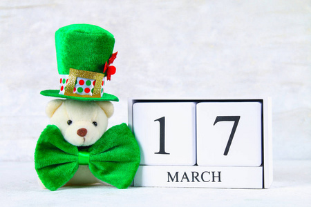 圣帕特里克节。显示3月17日的木制日历。绿色帽子