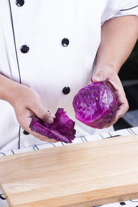 厨师拆分紫甘蓝的叶图片
