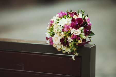 婚礼花束躺在长凳的后面