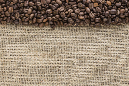 画布背景上的咖啡豆