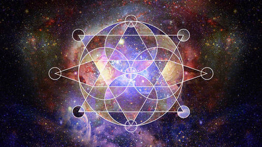 孩子趴在窗边望着远方，手里紧握着一张画