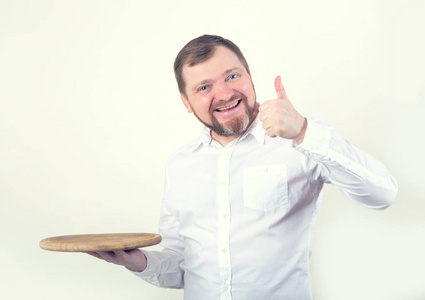 一个成年商人, 手里拿着木盘子, 举起大拇指。带有对象或文本位置的概念