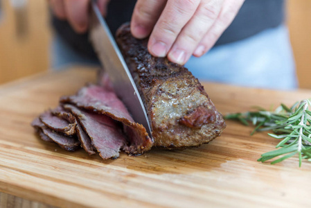 木制切板用刀切片多汁烤牛肉