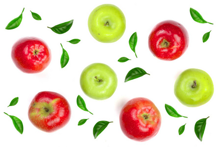 红色和绿色的苹果点缀在白色背景上的绿色叶子上。平躺模式