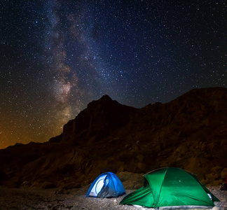 夜的旅游营在山之间在一夜繁星之下天空