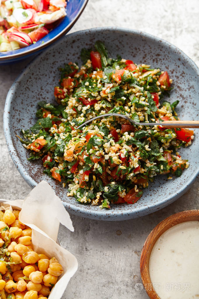 传统犹太和中东菜 tabouli, 以色列菜概念