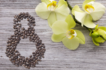 咖啡豆在数字 8 和兰花美丽背景上的形式。国际妇女节这一天。8 日