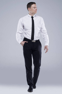 年轻英俊的男子在衬衫与领带在浅灰色背景