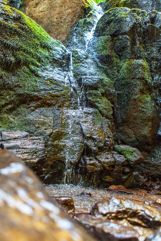 梯级瀑布在长满苔藓的石头