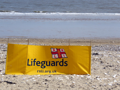 在海滩上的救生员的防风图片