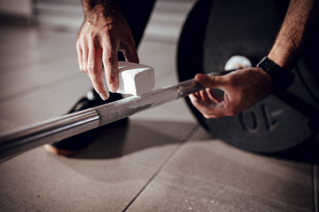 碳酸镁粉用镁粉对强男手的特写准备举重照片