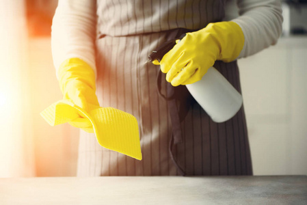 妇女在黄色橡胶防护手套擦灰尘和肮脏。清洁概念, 横幅, 复制空间
