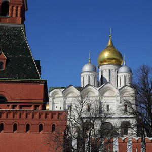 从早春晴天 Kremlevskaya 路堤的背景看克里姆林宫的户外景观