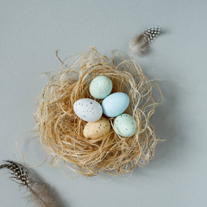 复活节快乐。复活节彩蛋在巢与复活节装饰, 顶部视图