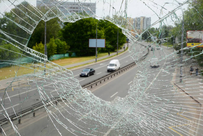 通过被打碎的窗户玻璃市的景观照片-正版商用图片0nn0q4-摄图新视界