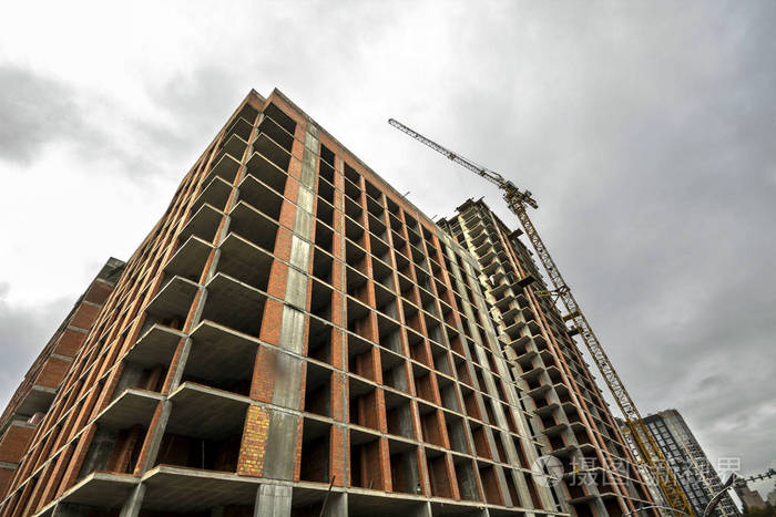 房屋的剪影塔式起重机一处建筑工地上晴朗的一天用塔式起重机建设高层