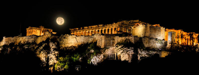 在满月的夜晚的希腊雅典卫城