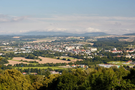 镇 Turnov 的看法从瞭望塔 Hlavatice。布拉格地区, 捷克共和国。中欧