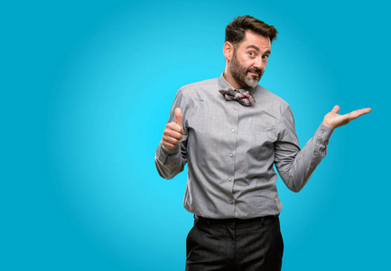 拿东西的手势中年男子, 与胡子和弓领带拇指拿着东西在空的手, 并作出