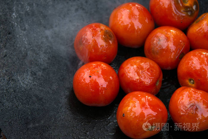 烧烤烤 tomatoed 在热煎锅上打开火