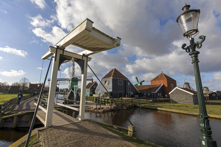 荷兰 Zaandam Zaanse Schans 的桥梁和传统建筑