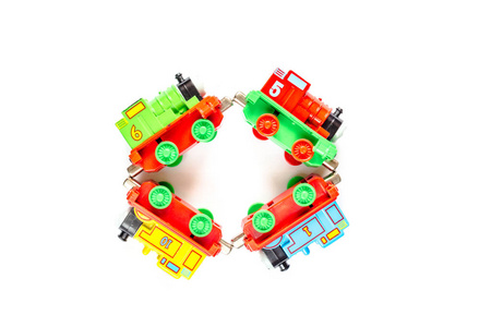彩色玩具模型的火车在白色的背景。孤立