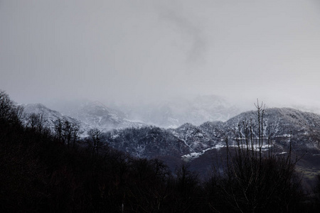 山上有冰雪的冬日风景, 有雪和岩石, 美丽的冬天的景色, 阿塞拜疆, Lahic, 大高加索