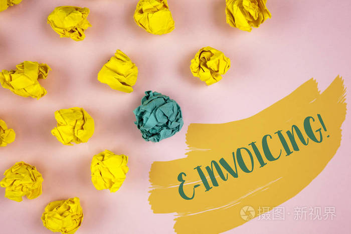 手写文本写入电子开票激励呼叫 概念意味公司鼓励使用数字计费写在画的背景皱巴巴的纸球旁边照片 正版商用图片0nnaax 摄图新视界