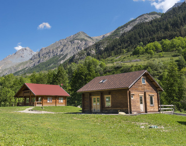 在阿尔卑斯山的木制别墅照片