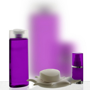化妆品在淡紫色色调与反射图片