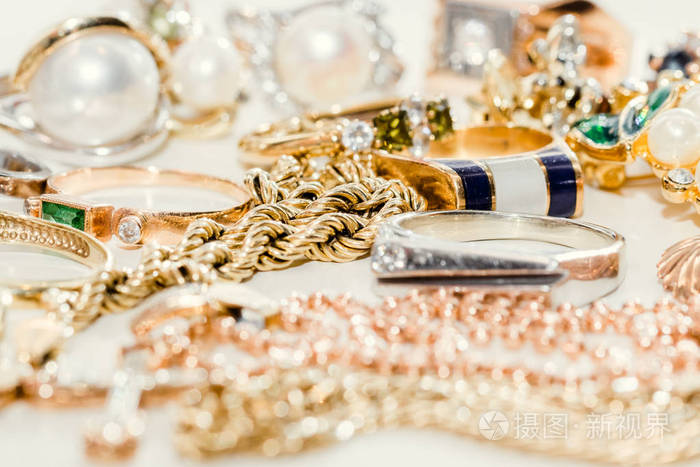 白色背景下的珠宝堆特写