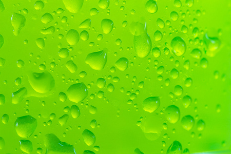 水滴在绿色背景上黄色水滴油滴在黑色背景上的水滴水滴背景水清新的