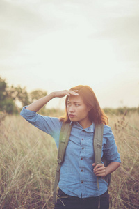 美丽的年轻时髦女人与 backpa 的复古色调图像