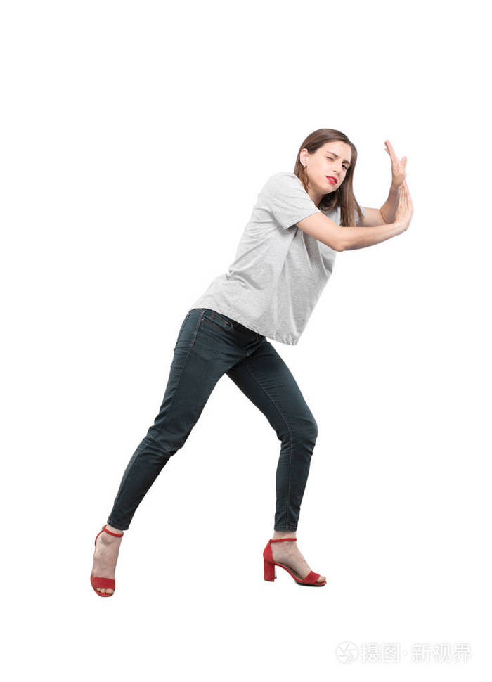 年轻漂亮的女人推或持有标志.完全身体切口人反对白色背景