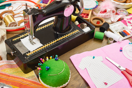缝纫配件顶视图，裁缝工作场所，许多对象的刺绣，刺绣 手工制作 工艺品