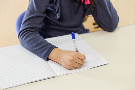 伏案写作在伏案写作的女孩照片