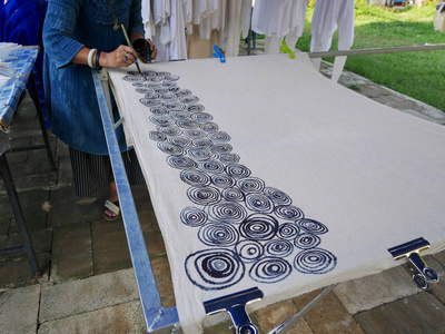 泰国妇女创建和制作蜡染领带染料工艺漆和 dra