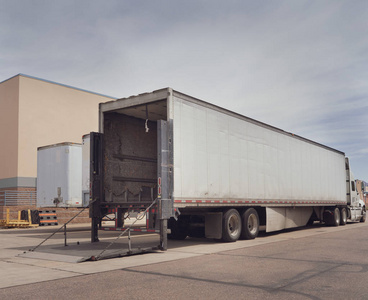 重型货车在装卸车厂设施图片