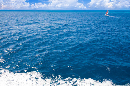 在蓝色美丽的加勒比海帆船