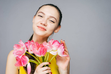 快乐的女人捧着一束鲜花在她的手中, 母亲节, 女性日