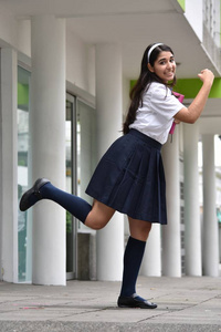 可爱的女学生跑步穿裙子照片