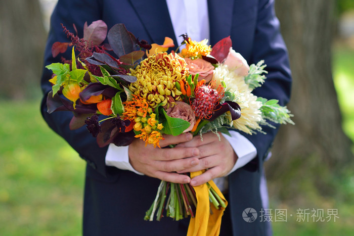 男子手拿新娘捧花