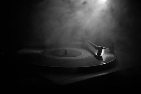 黑胶唱片正在对阵燃烧火与烟的背景照片