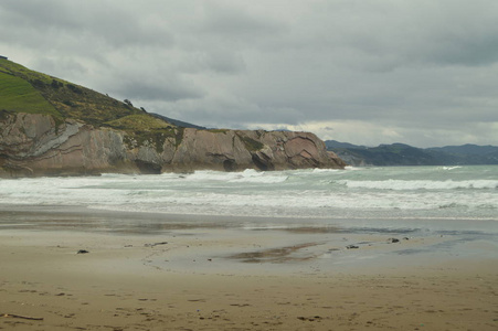 海滩与岩石由化石纪录组成以古地质公园的理石类型的形成巴斯克人路线科教文组织。射击游戏的王座。Itzurun 海滩。地质风景旅行。