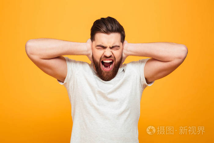 一个恼火的胡子男子覆盖耳朵的肖像