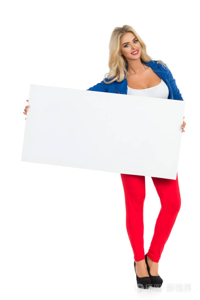 性感的金发女人站在拿着白色的标语牌