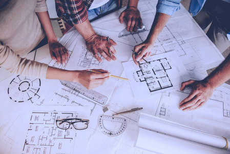 美丽的设计师工作照片