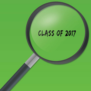 2017年文本的类在一个放大镜下在绿色背景下