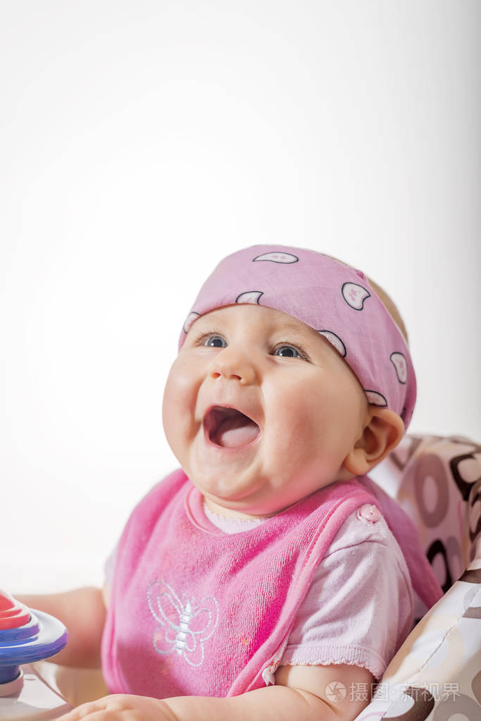 小可爱漂亮的女孩笑的很开心照片-正版商用图片0nnms7-摄图新视界